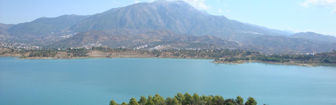 Onze mooie landhuis aan het Viuela meer met zoutwater-zwembad en een onvergetelijk panoramisch uitzicht