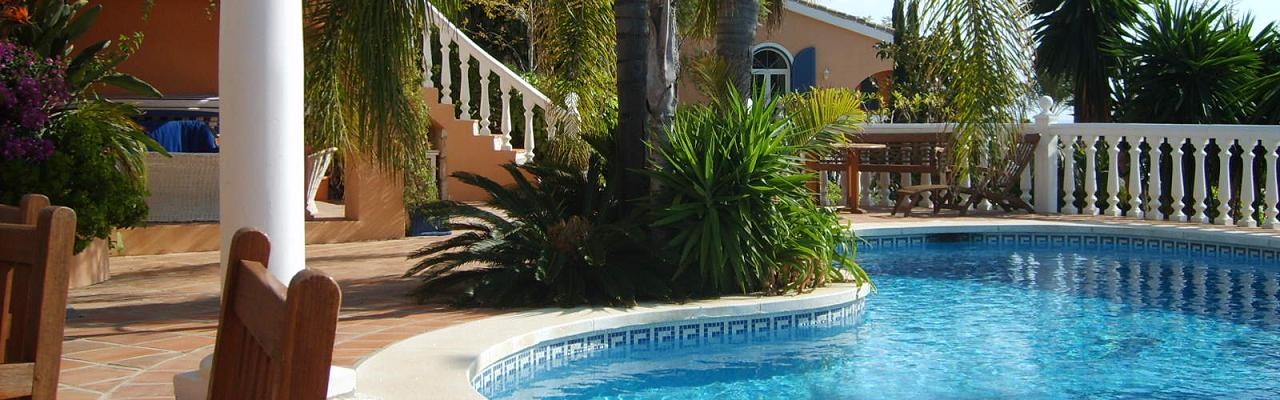 Our very special and extremely cosy cottage with pool and near the beach
